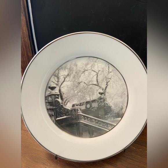 Set Of 4 Williams-Sonoma Snowing Scene Plates, 8" Diameter (Rare) - Picture 6 of 6